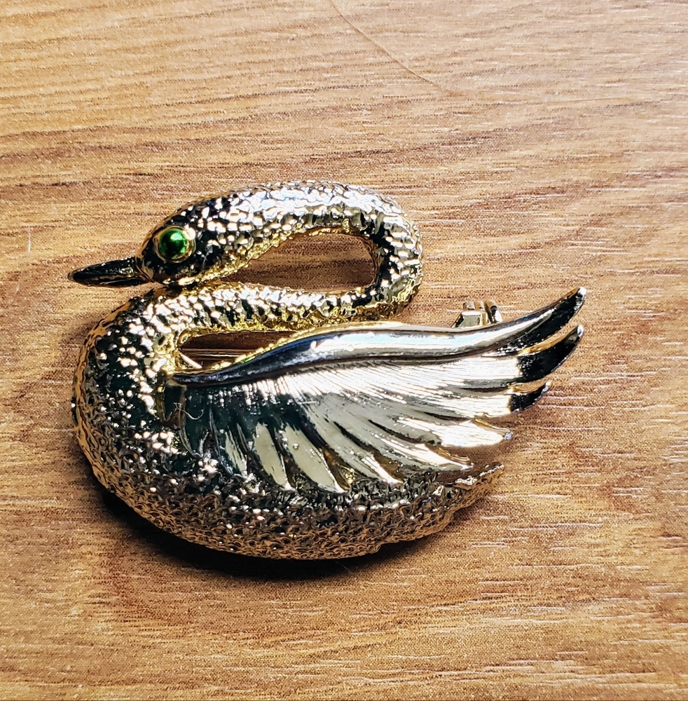 Vintage Gerry's Signed Gold - Tone Swan Brooch/ Green Rhinestone Eye